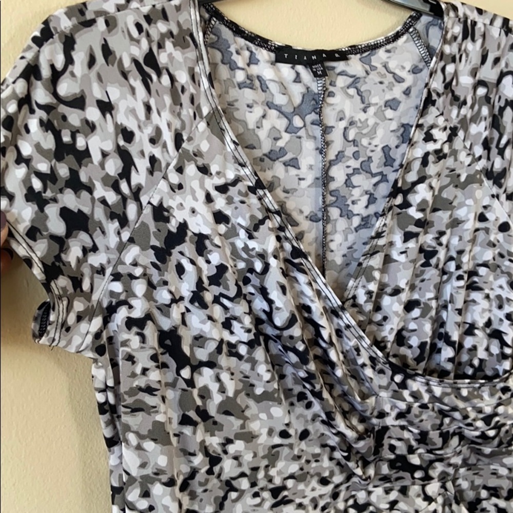 Tiana B Faux Wrap Dress Black White Abstract Stretch Short Sleeve Medium Casual - Picture 2 of 5